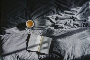 Bettwäsche mit Buch und Kaffee